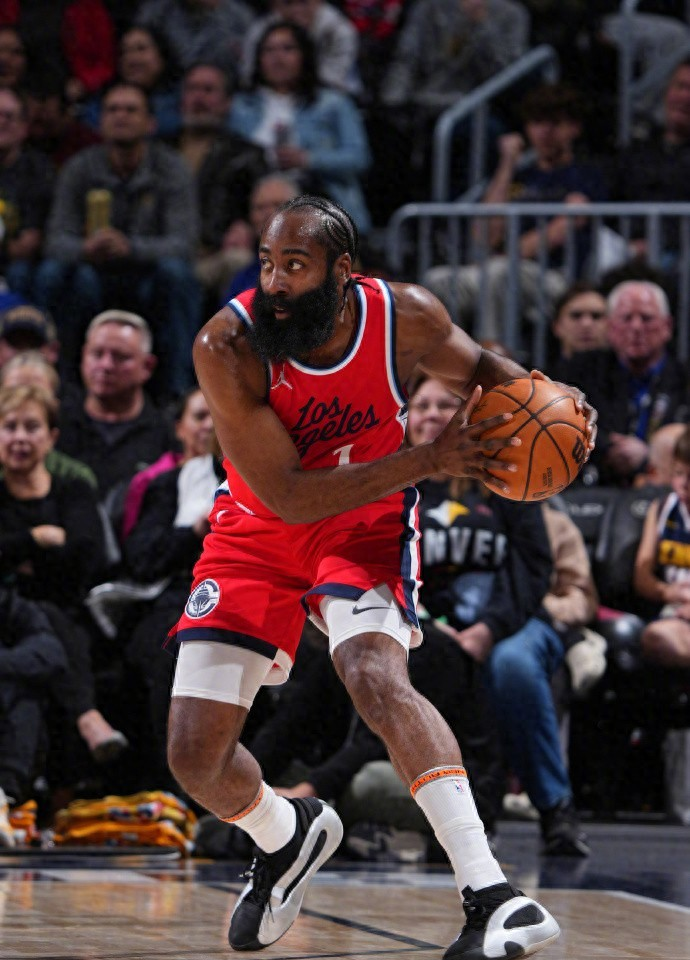 赛前突围战来临；丹佛掘金围绕CBA常规赛篮板制胜；悬念犹存；年轻球员得到机会的简单介绍