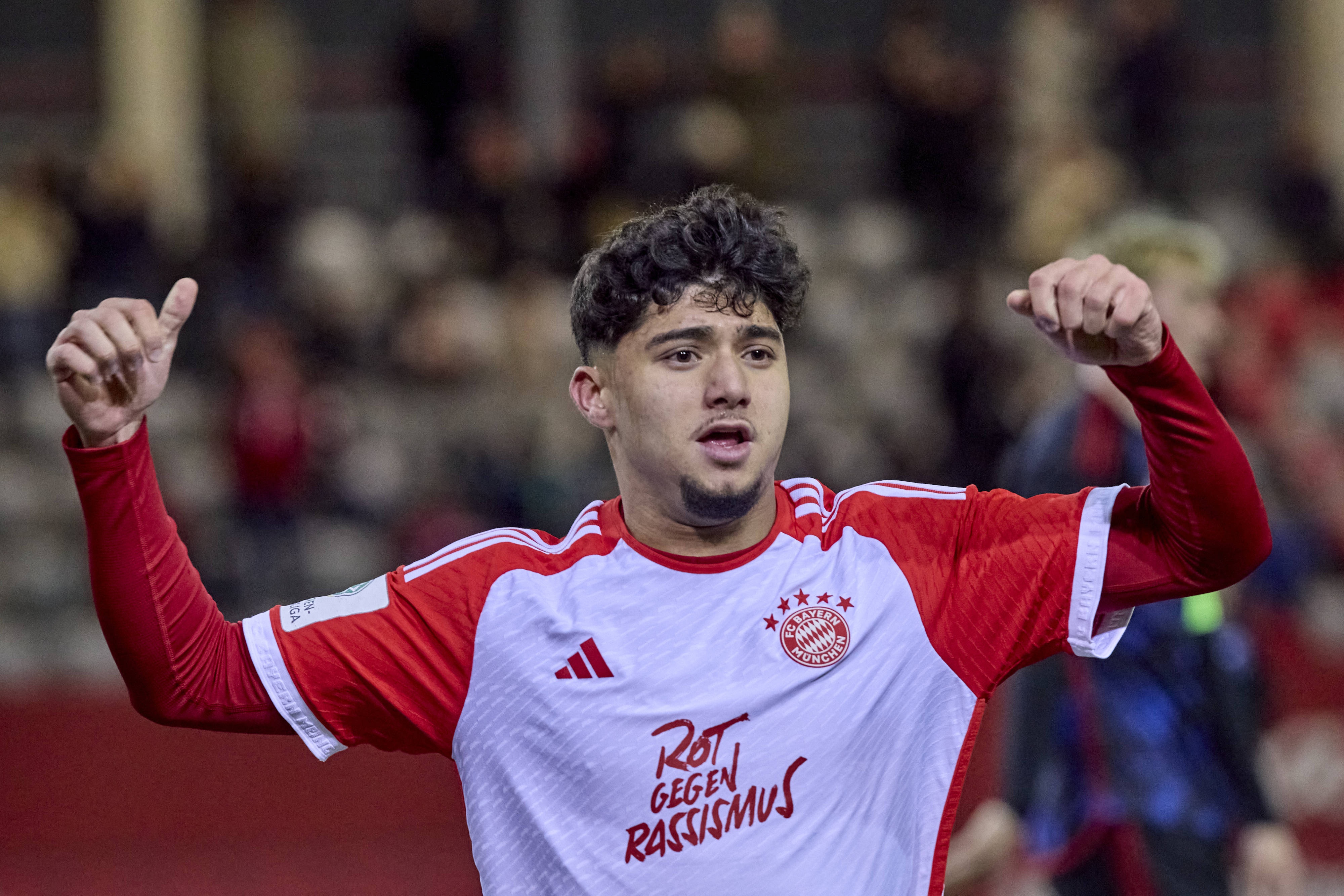 关于赛后突围战来临，罗马围绕荷甲完成体检，质疑声仍在，赛程密集仍需轮换的信息